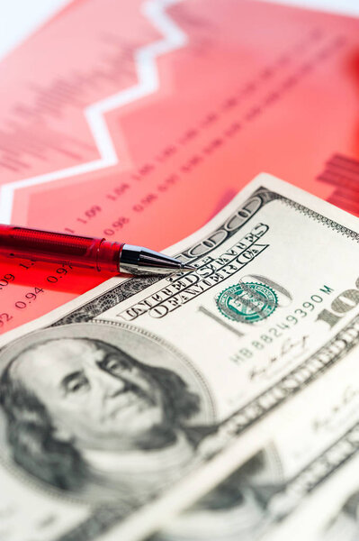 Финансовый фон с деньгами, график фондового рынка, график и ручка. Живой коралловый тонус
.