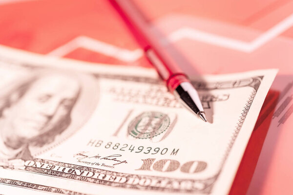 Финансовый фон с деньгами, график фондового рынка, график и ручка. Живой коралловый тонус
.