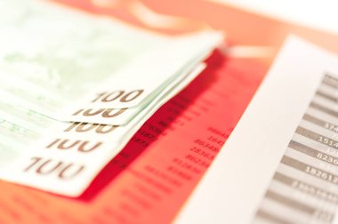 Nakit para euro faturaları arka plan görünümünü kapatın. Finans ve iş Tema.