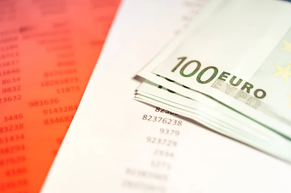 Vista de perto das notas de euro em dinheiro vivo num fundo rosa. Finanças e negócios tema . — Fotografia de Stock