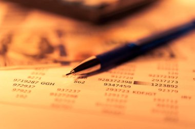 İş ve dolar, veri, kalem ve hesap makinesi ile finansal arka plan. Defter tutma arka plan.