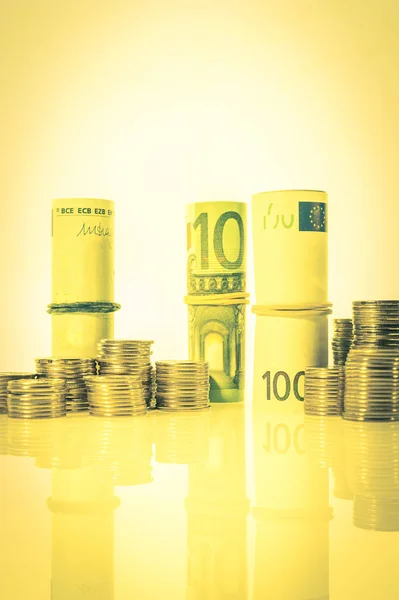 Yığın sikke ve nakit para euro Bono yakından görmek. Finans ve iş kavramı. — Stok fotoğraf