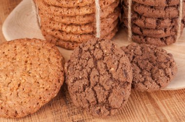 Çeşitli kurabiye, yulaf kurabiye, Çikolatalı Bisküvi karanlık rustik ahşap tablo.