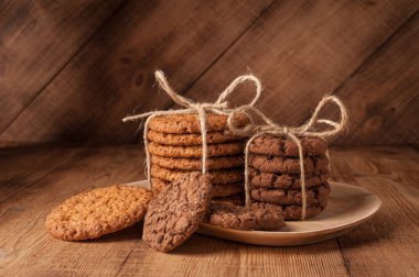 Çeşitli kurabiye, yulaf kurabiye, Çikolatalı Bisküvi karanlık rustik ahşap tablo.