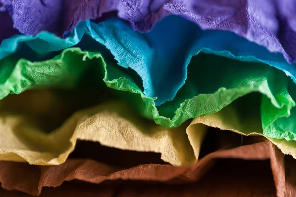 Разноцветные скомканные реальные яркие бумажные листы текстуры фона. Закрывай. Мелкая глубина резкости . — стоковое фото