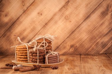 Çeşitli kurabiye, yulaf kurabiye, Çikolatalı Bisküvi ve baharat karanlık rustik ahşap tablo.