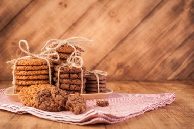 Çeşitli kurabiye, yulaf kurabiye, Çikolatalı Bisküvi karanlık rustik ahşap tablo.
