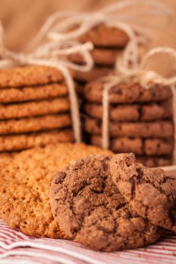 Çeşitli kurabiye, yulaf kurabiye, Çikolatalı Bisküvi karanlık rustik ahşap tablo.