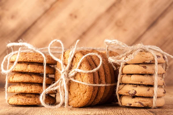 Various shortbread, oat cookies, chocolate chip biscuit on dark rustic wooden table. — Stock Photo, Image