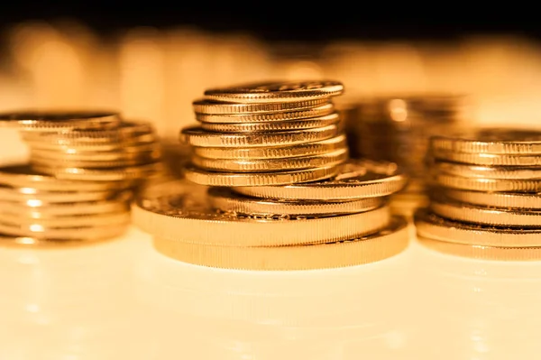 Stack av guld mynt makro. Rader av mynt för finans och bank koncept. Ekonomi trender bakgrund. — Stockfoto