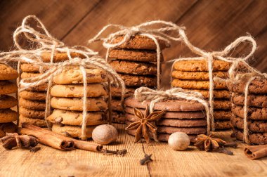 Çeşitli kurabiye, yulaf kurabiye, Çikolatalı Bisküvi ve baharat karanlık rustik ahşap tablo.