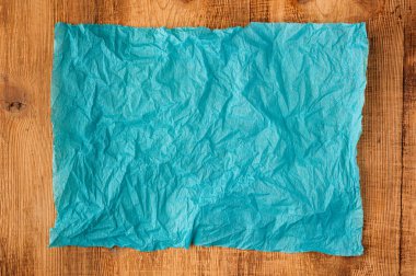 Grunge deniz mavisi mavi kağıt doku ahşap arka plan üzerinde buruşuk. Sıkıntılı ve endüstriyel arka plan.