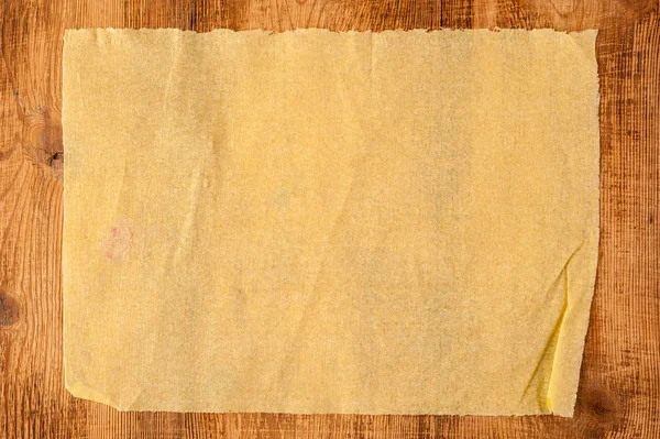 Grunge zerknüllte gelb-beige Papiertextur auf Holzgrund. geschädigter und industrieller Hintergrund. — Stockfoto