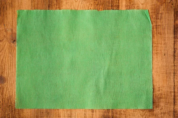 Grunge accartocciato carta verde ciano texture su sfondo di legno. Contesto angosciato e industriale . — Foto Stock