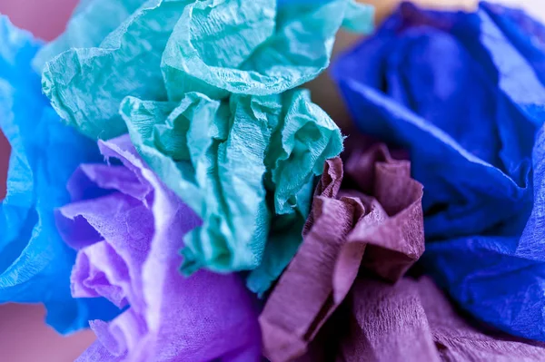 Multi-kolorowe zmięty papier prawdziwe żywe arkuszy tekstura tło. Z bliska. Płytkiej głębi ostrości. — Zdjęcie stockowe