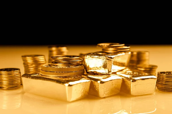 金条和金币叠。金融银行概念的背景。贵金属贸易. — 图库照片