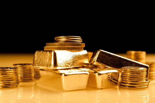 Sztabki złota i stos złotych monet. Tło dla Finanse bankowość koncepcja. Handel metalami szlachetnymi. — Zdjęcie stockowe