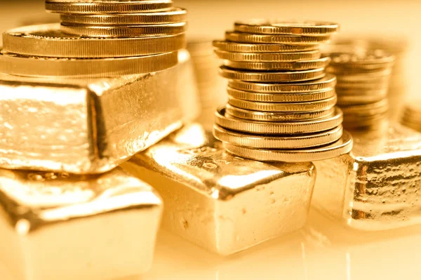 Lingotes de oro y pila de monedas. Antecedentes del concepto financiero bancario. Comercio de metales preciosos . —  Fotos de Stock