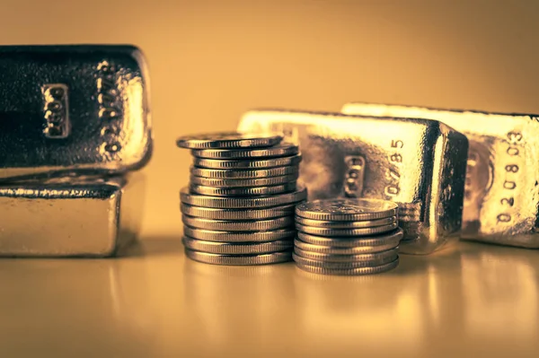 Barres d'or et pile de pièces d'or. Contexte du concept de banque de financement. Commerce des métaux précieux . — Photo