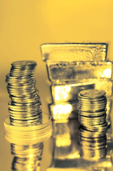 Barras de ouro e pilha de moedas de ouro. Antecedentes do conceito de banca financeira. Comércio de metais preciosos . — Fotografia de Stock