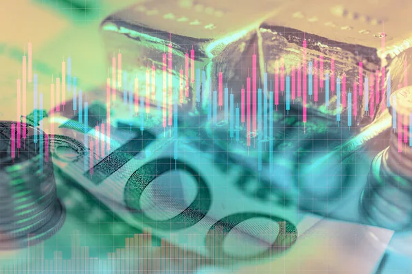 Stock market monitor lub forex trading wykres i świecznik wykresu na wiersze monet, banknotów i złoto. — Zdjęcie stockowe