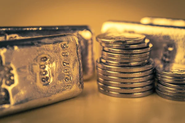 Goldbarren und Stapel von Goldmünzen. Hintergrund für das Finance Banking Konzept. Handel mit Edelmetallen. — Stockfoto