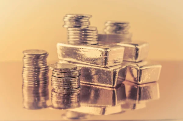 Barras de ouro e pilha de moedas de ouro. Antecedentes do conceito de banca financeira. Comércio de metais preciosos . — Fotografia de Stock