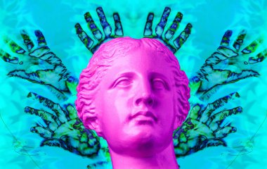 Elleri ile modern kavramsal sanat arka plan üzerinde mor pembe antik büstü. Çağdaş sanat kolaj.