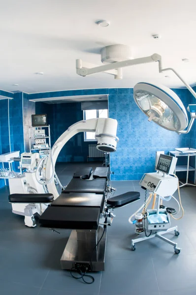 Sala de operação moderna com varredura médica de raios X, mesa de operação, lâmpada especial e dispositivos médicos . — Fotografia de Stock