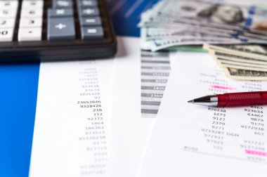 İş ve dolar, veri, kalem ve hesap makinesi ile finansal arka plan. Defter tutma arka plan.
