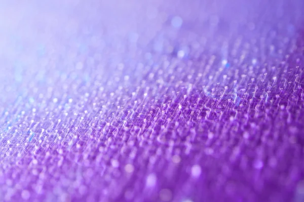 Gotas en una superficie brillante con un efecto de desenfoque de movimiento. Tonalidad violeta en el estilo de los 80-90 . — Foto de Stock