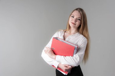 Nötr gri arka planda sarı saçlı genç çekici bir kadının portresi.