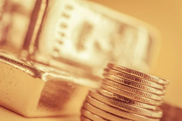Guldtackor och stack av guldmynt. Bakgrund till finance bank koncept. Handel med ädelmetaller. — Stockfoto