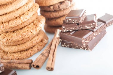 Çeşitli kurabiye, yulaf kurabiye, Çikolatalı Bisküvi ve çikolata tohumlar ve fındık ile parçaları.