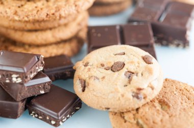 Çeşitli kurabiye, yulaf kurabiye, Çikolatalı Bisküvi ve çikolata tohumlar ve fındık ile parçaları.