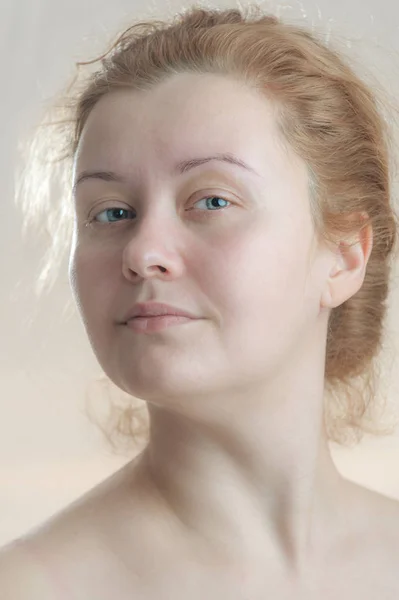 Retrato de cerca de una joven mujer atractiva adulta con el pelo rojo sin maquillaje. Tonificación artística . — Foto de Stock