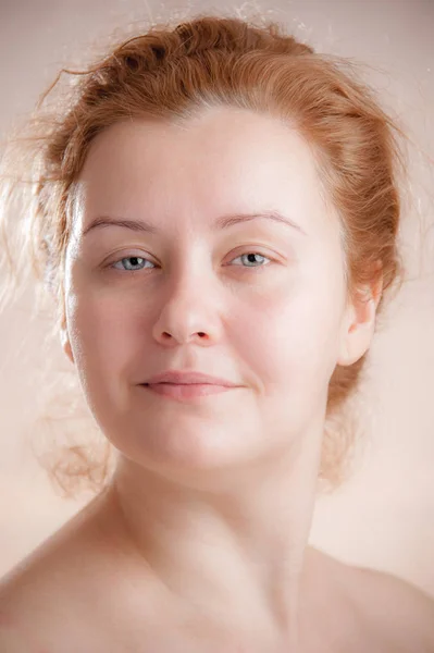 Closeup portrait of a young adult attractive woman with red hair without makeup. Art toning. — Stock Photo, Image