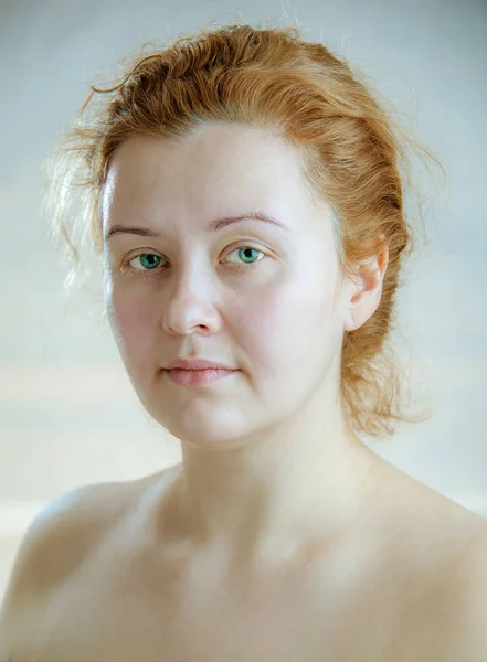 Close-up portret van een jonge volwassen aantrekkelijke vrouw met rood haar zonder make-up. Art toning. — Stockfoto