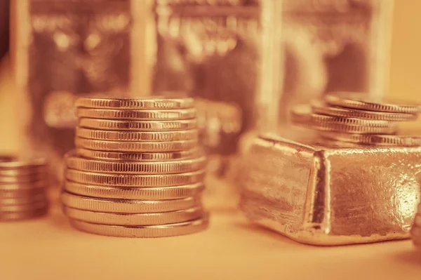 Barras de ouro e pilha de moedas de ouro. Antecedentes do conceito de banca financeira. Comércio de metais preciosos . — Fotografia de Stock