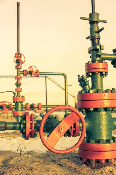 Oil wellhead with valve armature. Oil and gas industry theme. Petroleum concept. — Stock Photo, Image