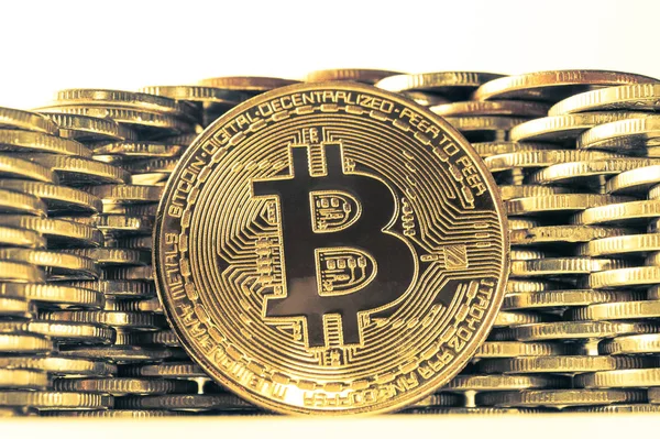 Bitcoin auf dem Hintergrund der Münzwand. Wirtschaft Trends Konzept der virtuellen digitalen Währung. — Stockfoto