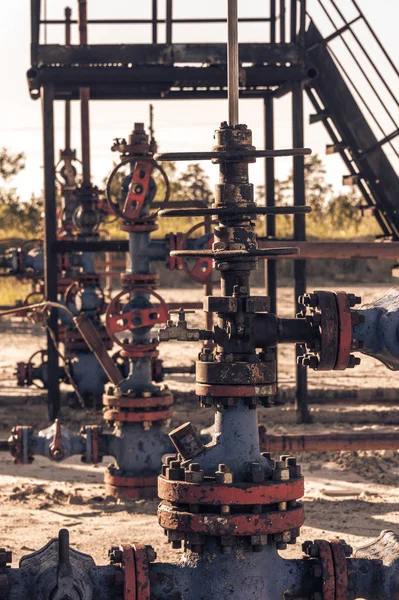 Cabeça de poço de óleo com armadura de válvula. Tema da indústria de petróleo e gás. Conceito de petróleo . — Fotografia de Stock