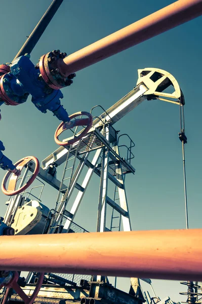 Petrol pompaları, endüstriyel ekipmanlar. Güç üretimi için sallanan makineler. Yağ çıkarma. — Stok fotoğraf