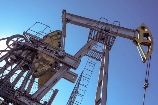 Oliepomp Jack, industriële apparatuur. Schommel machines voor stroomopwekking. Extractie van olie. — Stockfoto