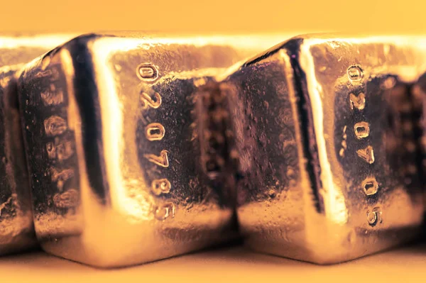 Edle, glänzende Goldbarren. Hintergrund für das Finance Banking Konzept. handeln mit Edelmetallen. Bullen. — Stockfoto