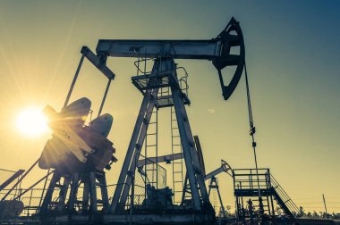 Petrol pompaları, endüstriyel ekipmanlar. Güç üretimi için sallanan makineler. Yağ çıkarma.