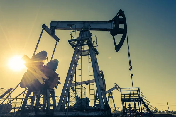 Oil Pumpjack, industriell utrustning. Gungmaskiner för kraftproduktion. Utvinning av olja. — Stockfoto