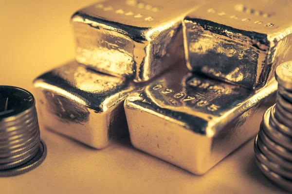 Barres d'or et pile de pièces d'or. Contexte du concept de banque de financement. Commerce des métaux précieux . — Photo