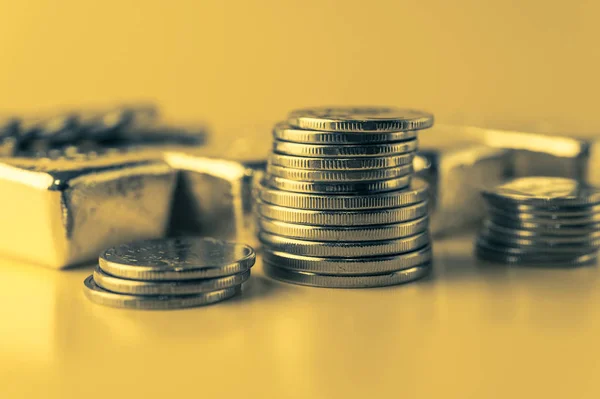 Barras de ouro e pilha de moedas de ouro. Antecedentes do conceito de banca financeira. Comércio de metais preciosos . — Fotografia de Stock