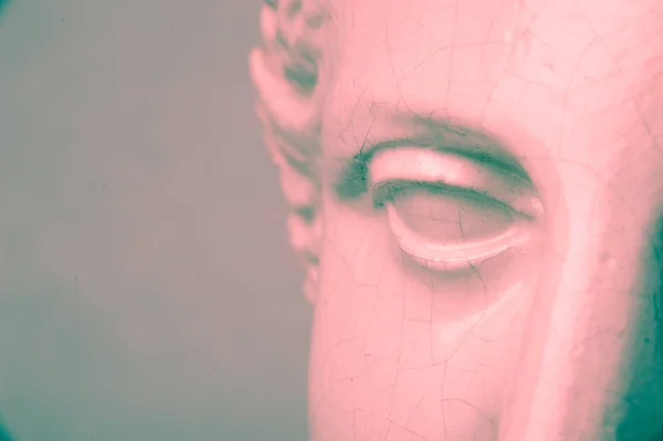 Zblízka tvář sádrové kopie antické sochařství s praskliny. Efekt červené zelené vinobraní filtru . — Stock fotografie